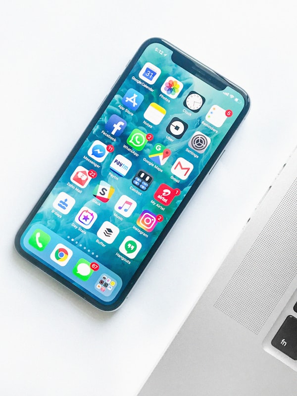 斗球App在iPhone灵动岛上的显示效果 - 实时比分悬浮于屏幕顶部