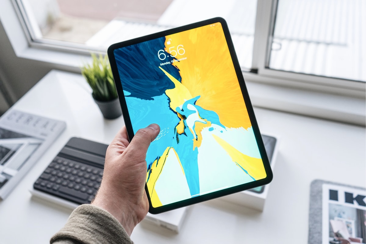 斗球App在iPad Pro上分屏展示 - 左侧为比赛直播，右侧为实时数据统计